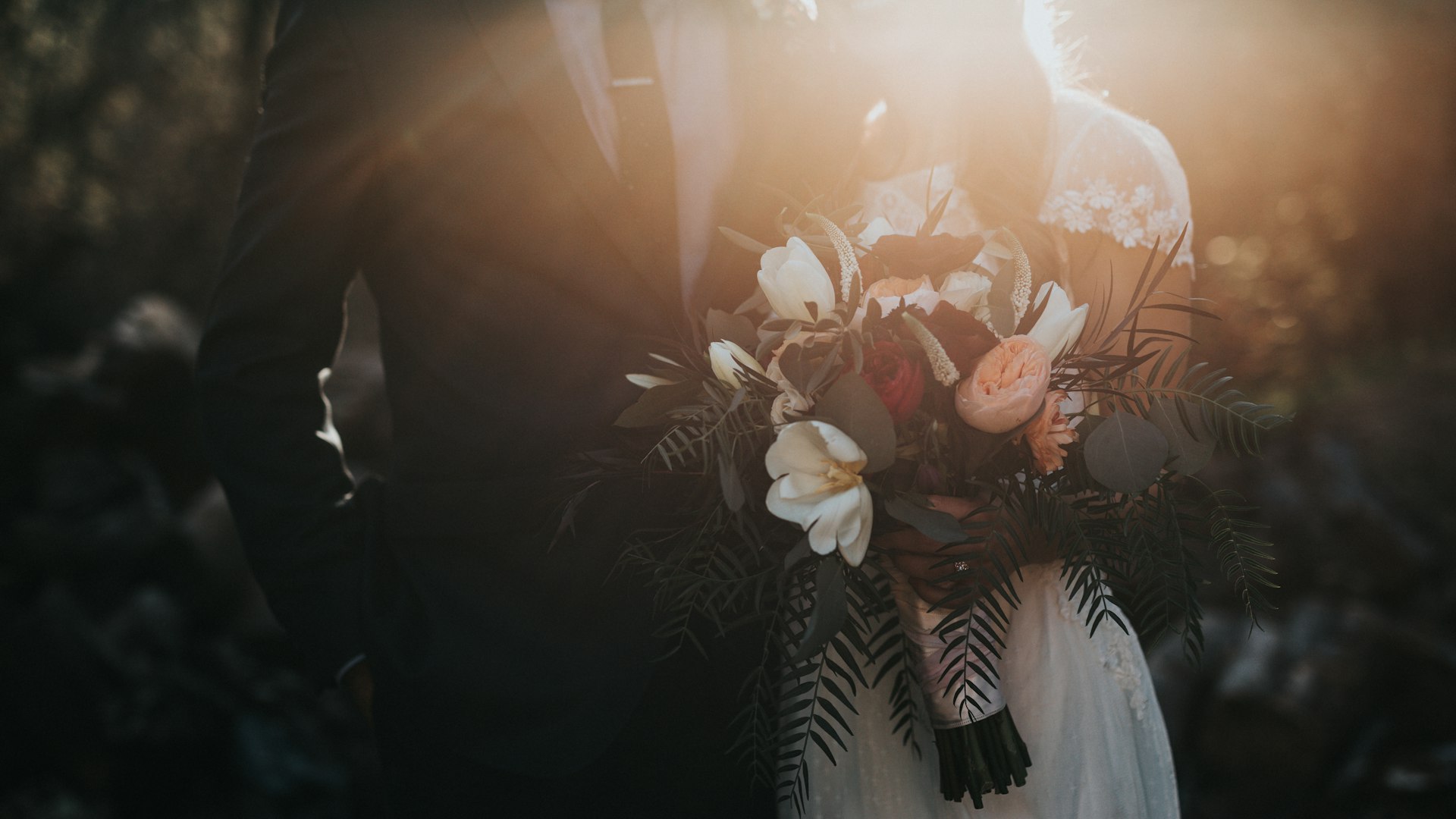 結婚式でゲストがニコプリを囲んで撮影している様子